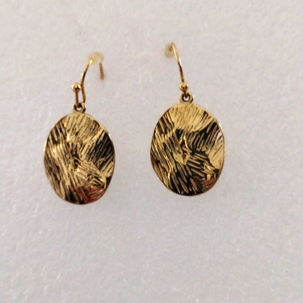 NR faux gold dangling disc earrings.
